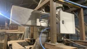 Auto-shuttle magnet separator